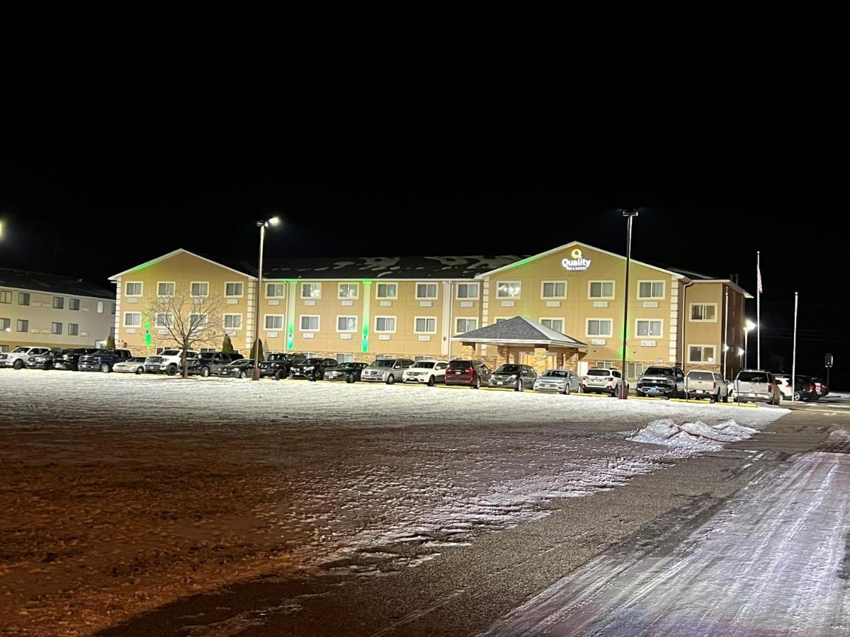 Quality Inn & Suites Wisconsin Dells Downtown - Waterparks Area Bagian luar foto